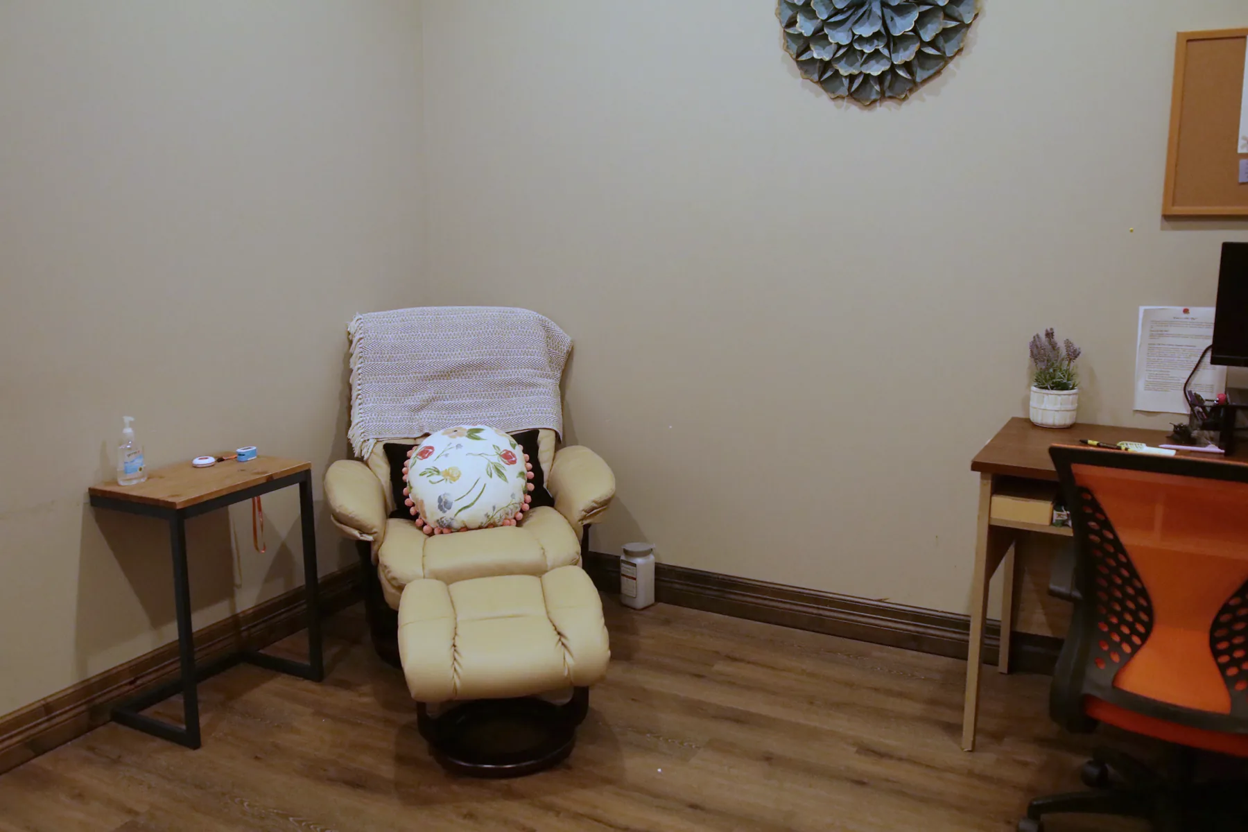 A quiet Anew Era treatment room, with a reclining chair and a clinician’s desk